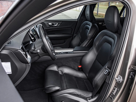 Volvo V60 cena 96900 przebieg: 165015, rok produkcji 2018 z Mińsk Mazowiecki małe 781